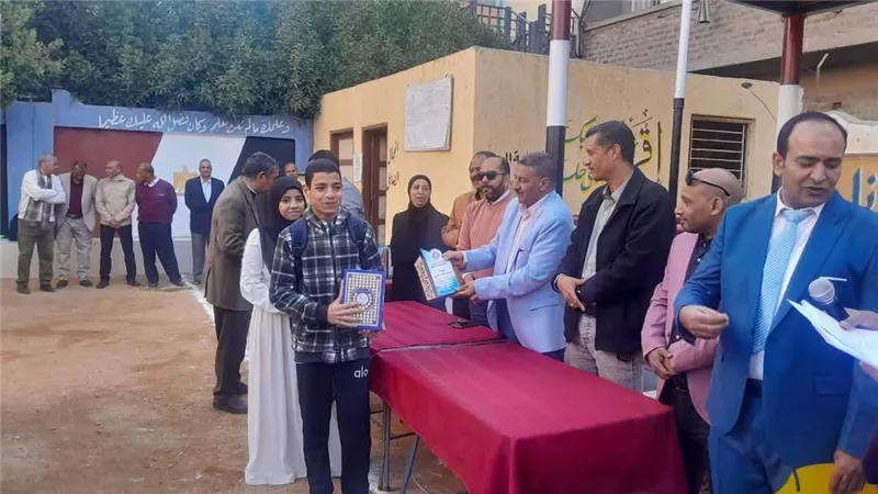 مدير عام تعليمية نجع حمادي يشهد حفل تكريم أوائل الطلاب وحفظة القرآن الكريم 
