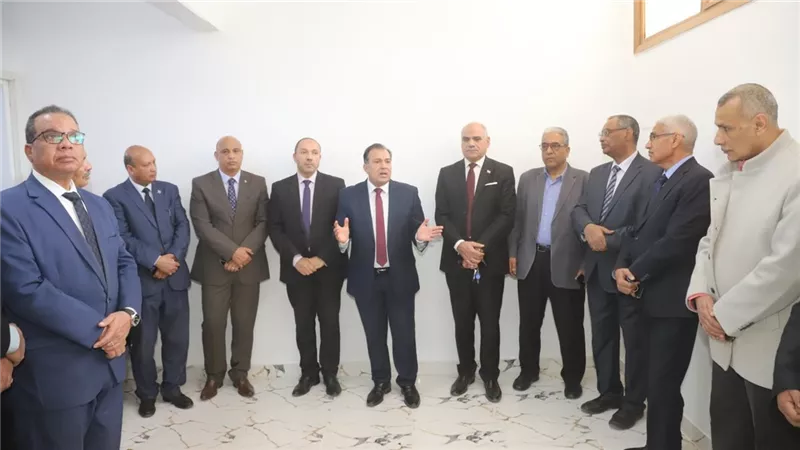 رئيس جامعة قنا يفتتح المركز البيومتري للأوراق الثبوتية | صور