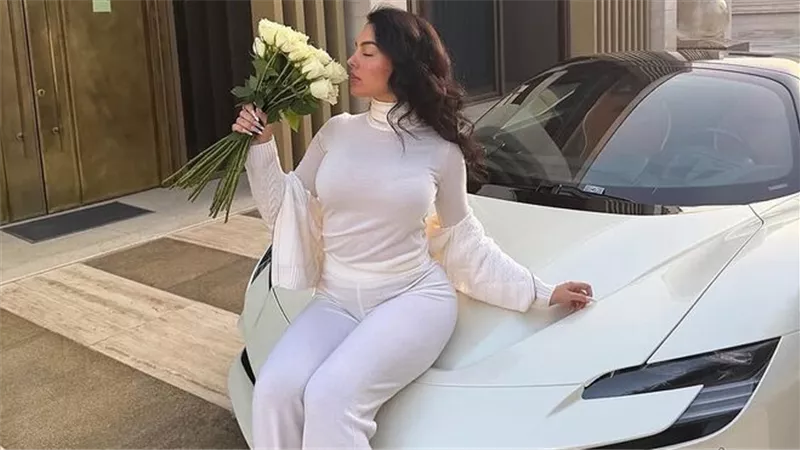 رونالدو يهدي جورجينا سيارة فيراري جديدة قيمتها مئات الآلاف من الدولارات