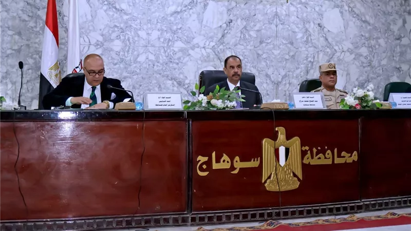 مناقشة ملفات تهم المواطنين.. محافظ سوهاج يبحث استعدادات شهر رمضان