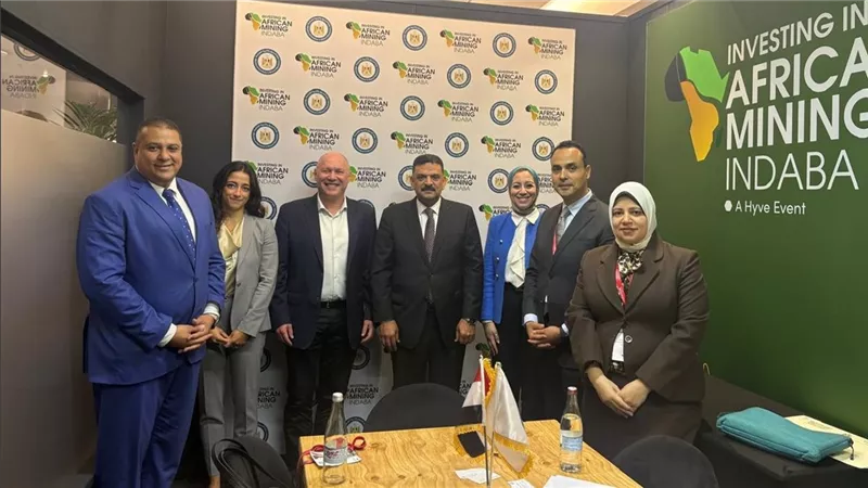وفد وزارة البترول يلتقي بالمستثمرين في جناح التعدين المصري بمؤتمر اندابا 