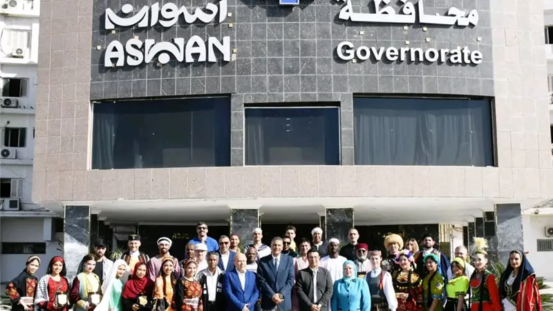 محافظ أسوان يكرم الوفود المشاركة في الدورة الـ13 لمهرجان الثقافة والفنون