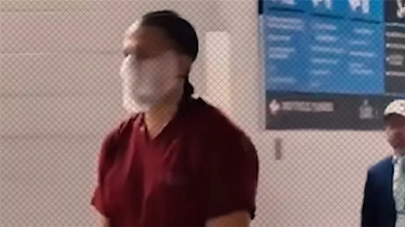 لاعب أمريكي يتنكر في زي سجين مكبل اليدين والقدمين قبل مبارات سوبر بول