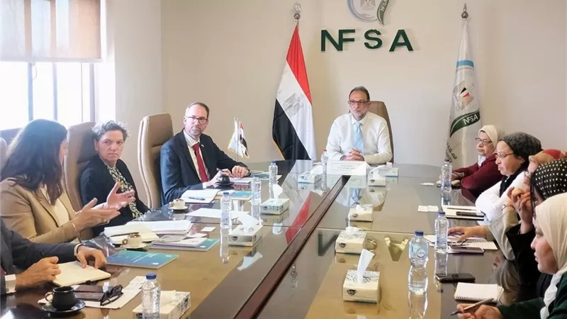 طارق الهوبي يستقبل وفدًا دنماركيًا لبحث التعاون الفني في مجالات سلامة الغذاء 