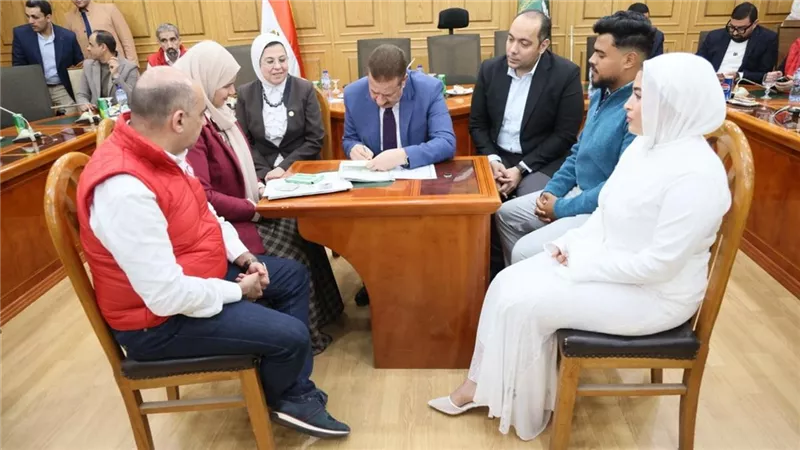 وسط زغاريد الفرحة.. محافظ المنوفية يشهد على عقد قران 3 عرسان بدور رعاية
