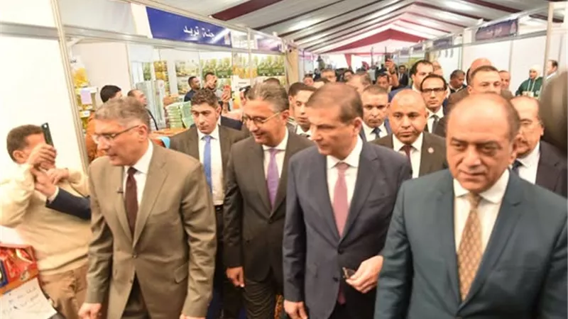 وزيرا التموين والزراعة ومحافظ الجيزة يفتتحون 25 معرض 