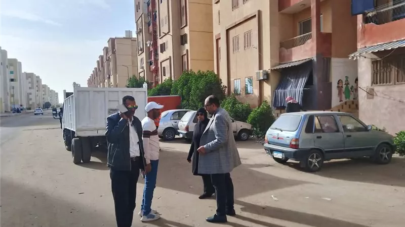 حملة ميدانية موسعة لرفع الأتربة والقمامة بشوارع حي عتاقة  في السويس