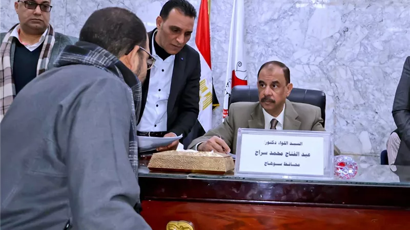 محافظ سوهاج يعقد اللقاء الجماهيري الأسبوعي لتلبية احتياجات وطلبات المواطنين