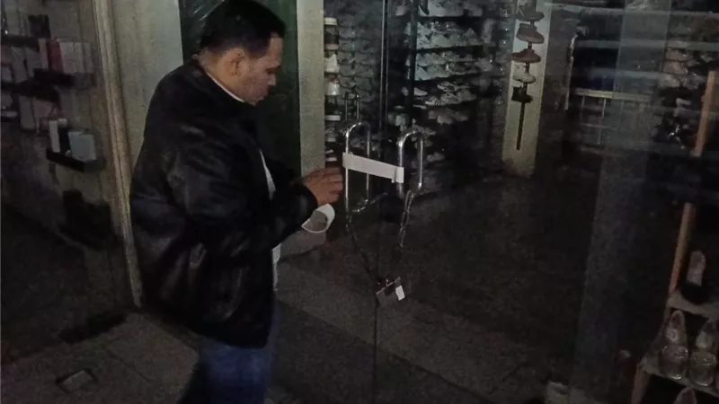 غلق 152 محلًا غير مرخص و البدء فى تقنين أوضاع 144 محلًا وفقاً للقانون بالقاهرة