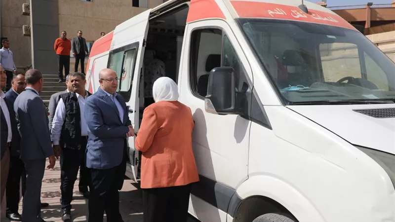 محافظ بني سويف يشيد بإقبال العاملين بديوان عام المحافظة على حملة التبرع بالدم