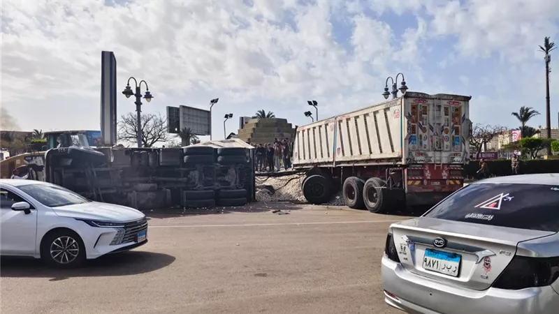 مصرع شخصين دهسًا أسفل حمولة تريلا بعد انقلابها عليهما بصحراوي الإسكندرية 
