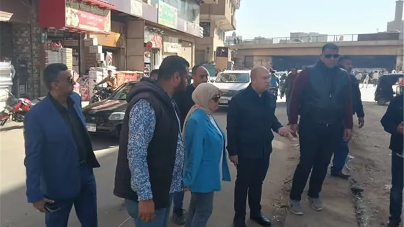نائب محافظ الجيزة يتابع ميدانيا أعمال تحويل المرافق بمشروع الرصف بطريق الحفرية