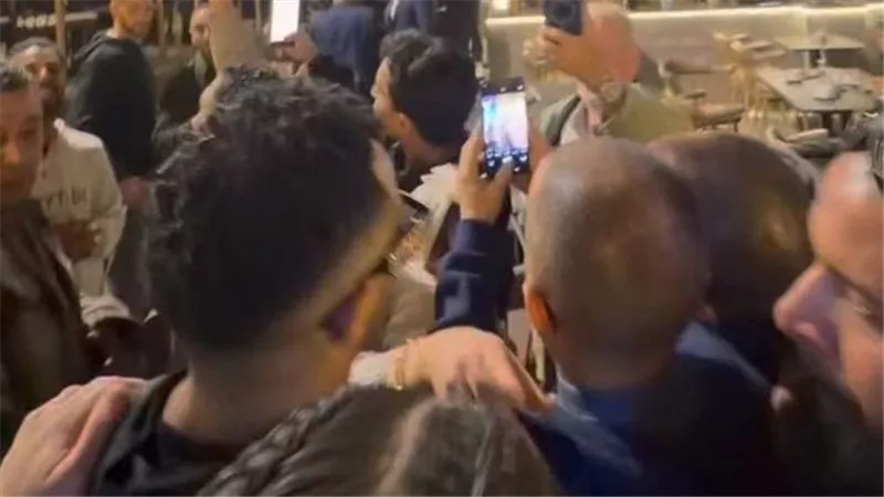 الجمهور يلتف حول محمد رمضان في إحدى شوارع القاهرة | الصور 