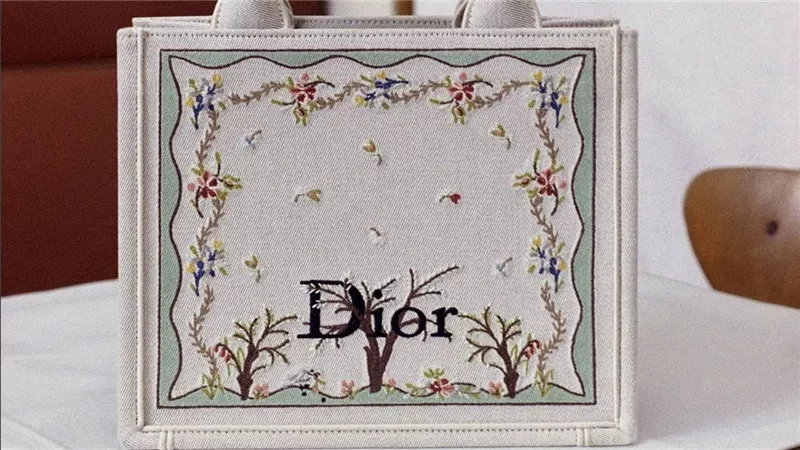 تشكيلة المصمم جوناثان أندرسون لدار Dior بمناسبة عيد الحب