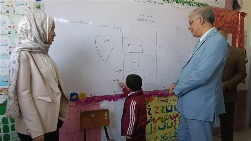 وكيل مديرية التعليم بقنا وقيادات تعليمية يفتتحون معرض الألبان بنجع حمادي