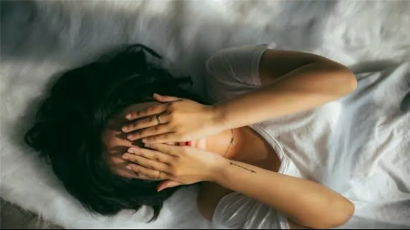 لماذا تزداد الضغوط النفسية على المرأة بعد الثلاثين؟.. استشاري يجيب
