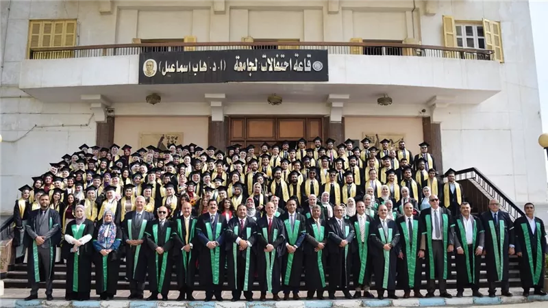 أصحاب الرداء الابيض.. تخرج الدفعة 24 لكلية الطب البشري بجامعة بنى سويف 