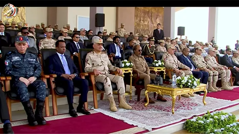وزير الدفاع والرئيس الصومالى يشهدان إصطفاف القوات المصرية 