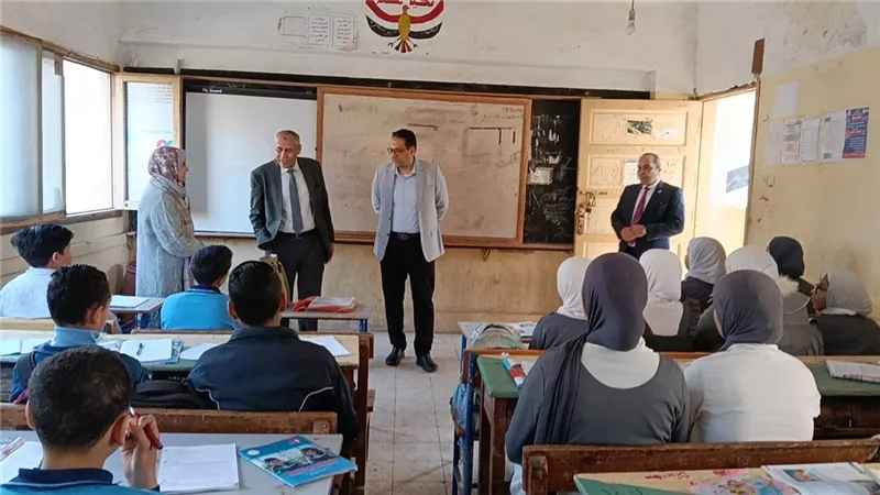 مدير تعليم القليوبيه يشارك طالبات بنها طابور الصباح ويؤكد 
