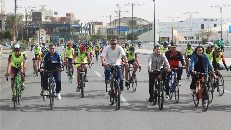 قبل حركة المحافظين.. محافظ السويس يطمئن على جاهزية المحافظة ويواصل نشاطه
