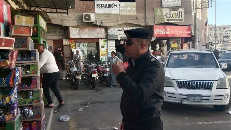 حملات مكثفة لفتح الشوارع أمام المارة وتيسير الحركة المرورية في دمياط