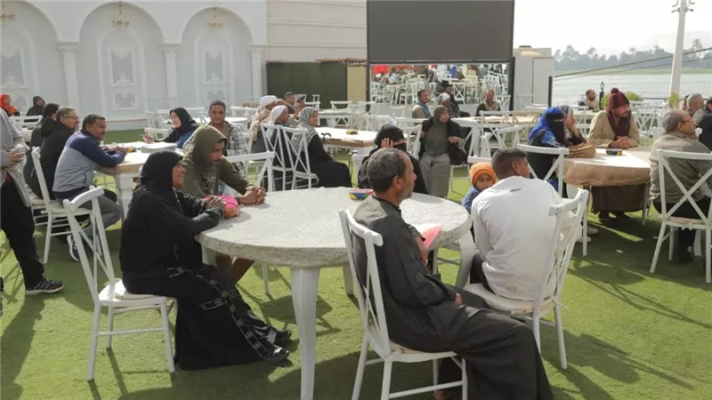 محافظ قنا يسلم عقود تقنين الأراضي لـ100 أسرة.. ويؤكد: هدفنا توفير حياة كريمة 