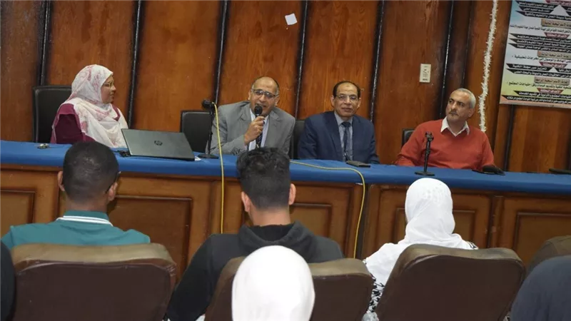طلاب هندسة التشييد والبناء بجامعة جنوب الوادي الأهلية يزورون مصنع أسمنت قنا