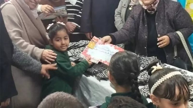 الوكيل الثقافي لمنطقة السويس تكرم الطلاب المتميزين وتفتتح معرض الأنشطة الطلابي