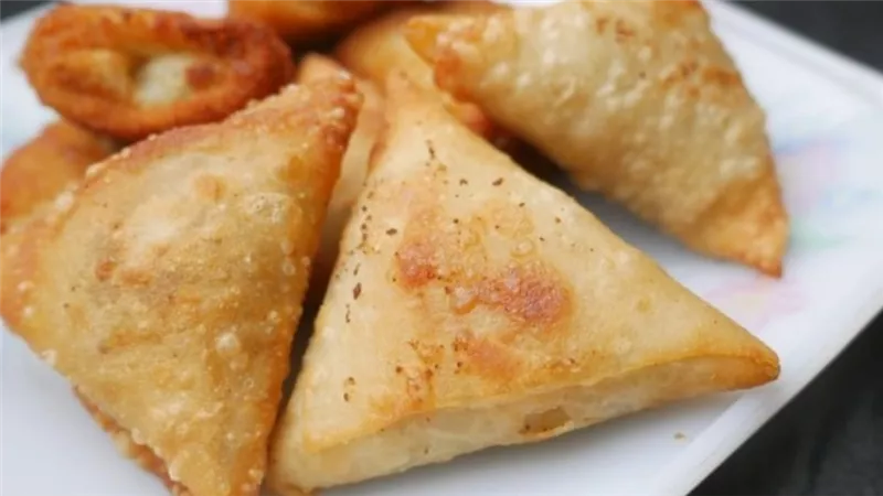 حضري سمبوسة بمكونات البيتزا لسحور رمضان بطعم شهي ومقرمش 	