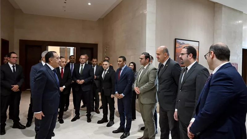 بعد حلف اليمين.. رئيس الوزراء يمر على الموظفين بجميع بقطاعات المجلس ويشكرهم 