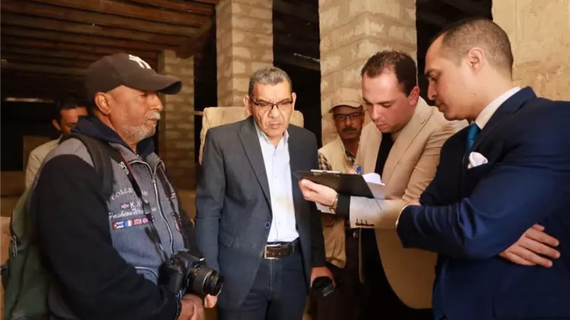 النيابة الإدارية تجري معاينة لمقبرة خنتي-كا بسقارة بعد سرقة لوحة أثرية