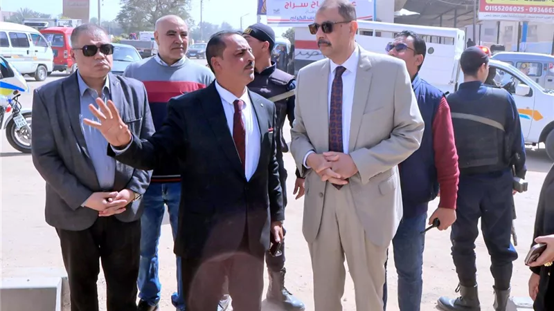 بالصور .. محافظ سوهاج يتفقد معرض 