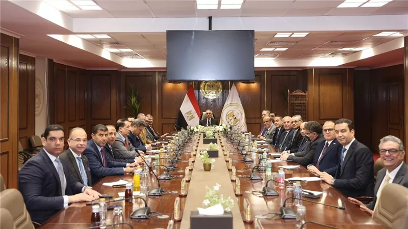 بعد أدائه اليمين الدستورية..وزير العدل يصل إلى مقر الوزارة ويجتمع بمساعديه