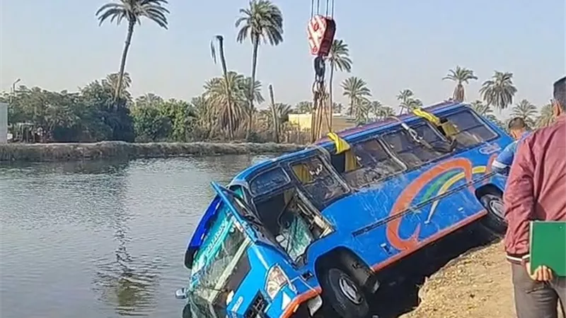 انقلاب أتوبيس في ترعة بالسويس ومحاولات مكثفة لانتشاله