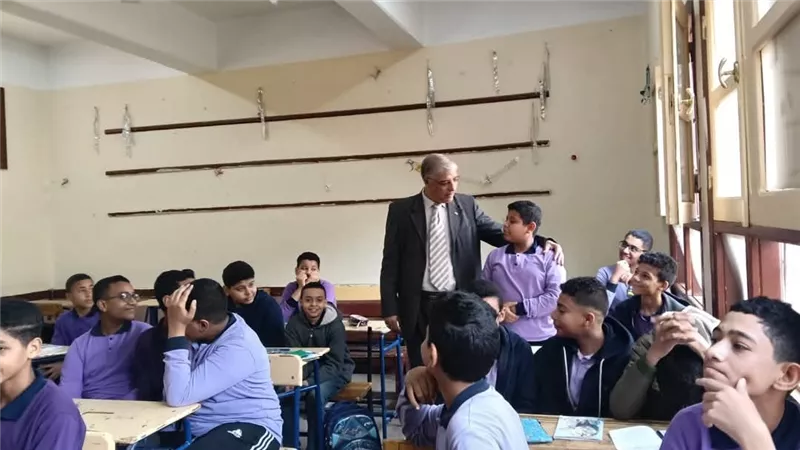 وكيل وزارة التربية والتعليم بقنا يجري جولة تفقدية لتلقي تظلمات الاعدادية