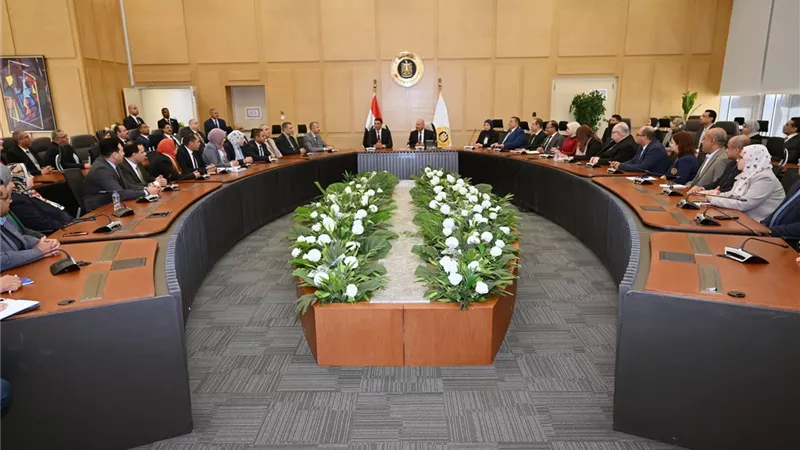 لحظة رسمية..  وزير الصناعة الجديد يتسلم المسؤولية من الفريق كامل الوزير