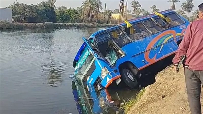 سقوط ميني باص في ترعة السويس دون إصابات ومحاولات لانتشاله