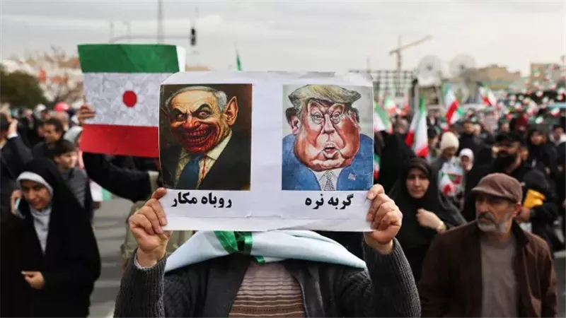 الموت لإسرائيل وحريق الإله بعل.. مشاهد من احتفالات إيران بذكرى الثورة 