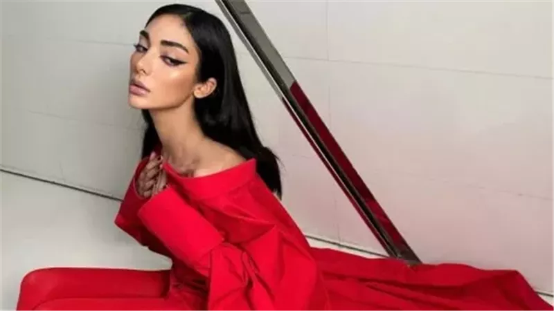 4 نصائح سهلة لتنسيق فستان أحمر كلاسيكي في احتفالات عيد الحب