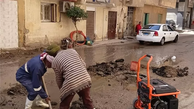 إصلاح كسر ماسورة مياه بشارع الشرقية بكفر أحمد عبده بالسويس