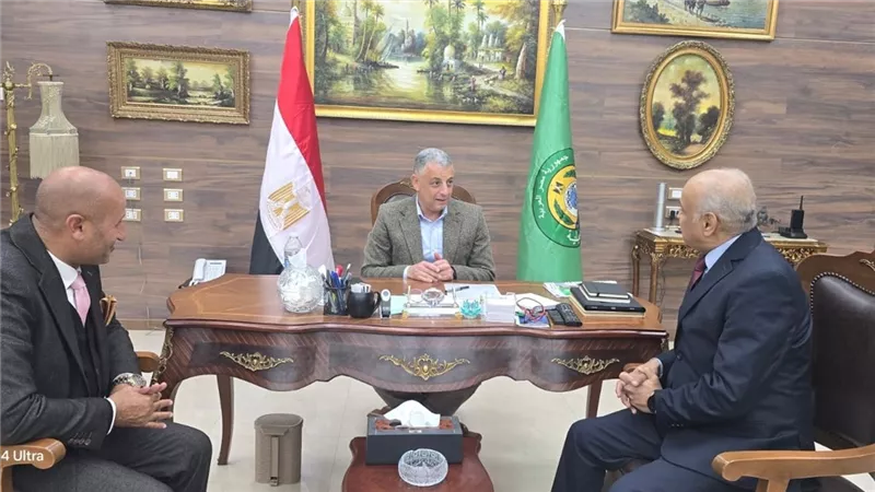 محافظ الإسماعيلية يستقبل رئيس مجلس إدارة مصنع إندستريال هاوس بوادي التكنولوجيا