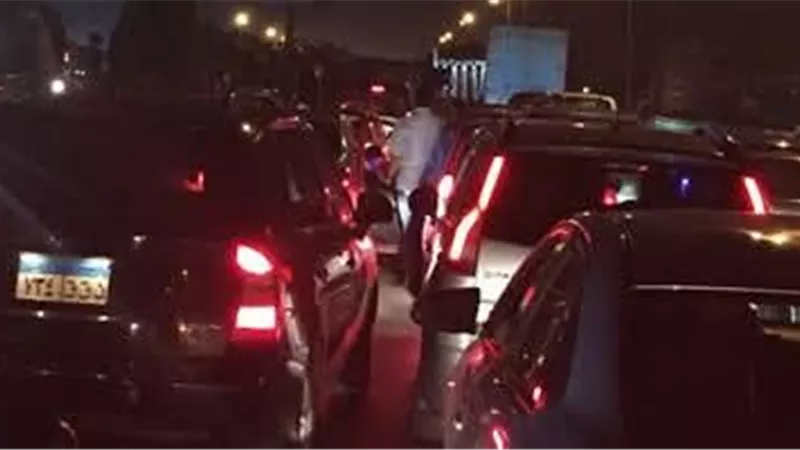تكدس مرورى بعد انقلاب سيارة محملة بالمواد البترولية أعلى الطريق الدائرى