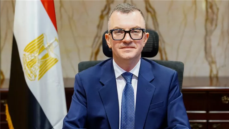 عقب أداء اليمين..وزير التخطيط  يباشر مهام منصبه ويؤكد العمل بروح الفريق الواحد