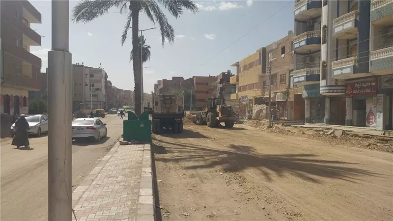 الطرق والنقل تواصل تنفيذ أعمال تطوير ورصف طرق بالإسماعيلية