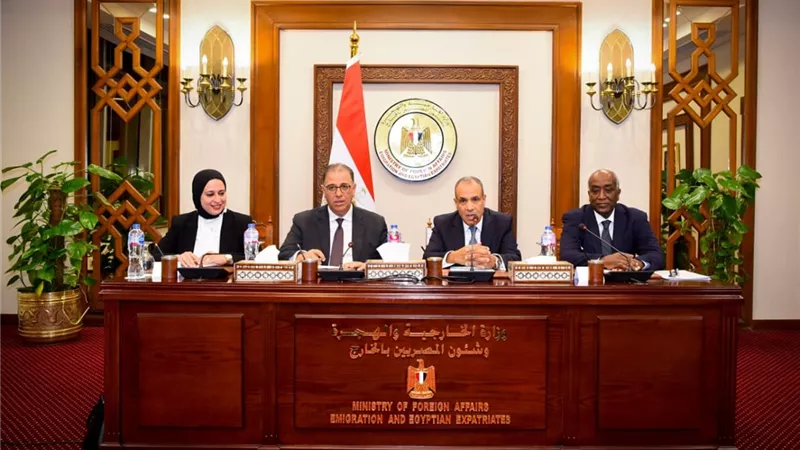 وزير الخارجية يجتمع بقيادات الوزارة ويؤكد أهمية مواصلة تطوير الأداء المؤسسي