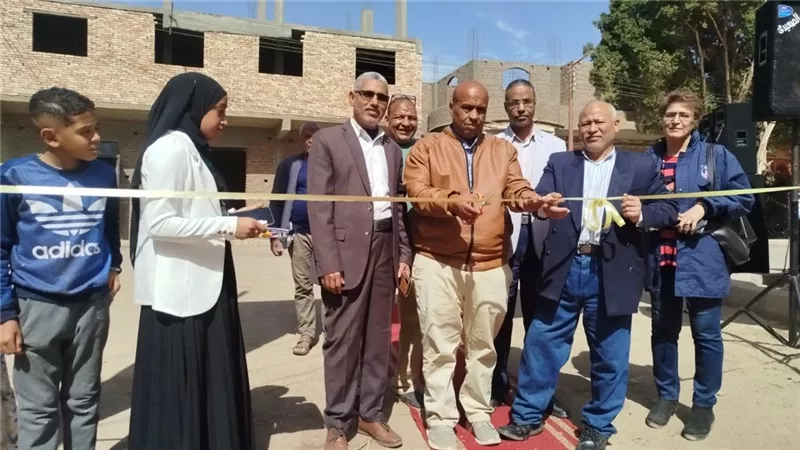 رئيس مركز ومدينة الزينية يفتتح معرض 