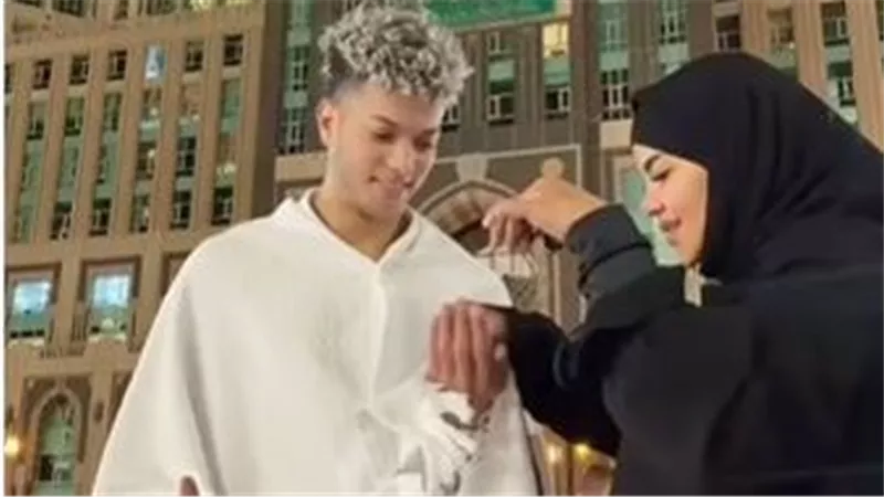 زوجة إمام عاشور تشاركه موقفاً طريفاً داخل الحرم المكي: 