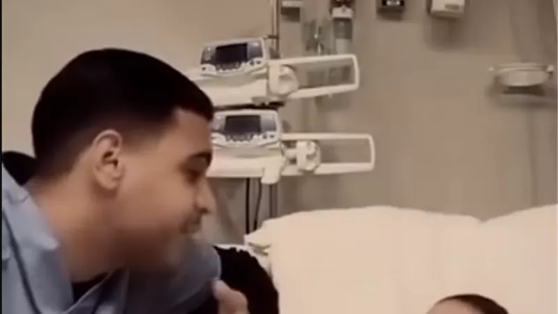  ابتسامة وسط العناية المركزة.. ممرض يبهج رضيعة بـ«إزاي بس يا شبر ونص»