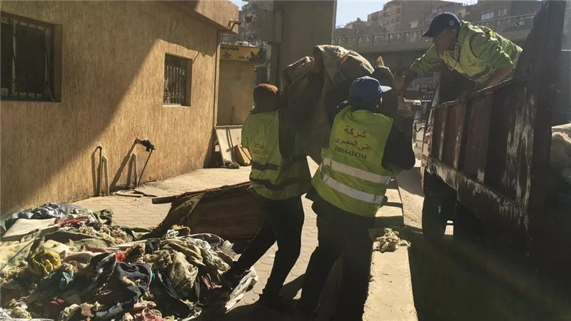 حملات مكثفة للقضاء على بؤر تجمع “الفريزة” ورفع مخلفاتهم بالعجوزة 