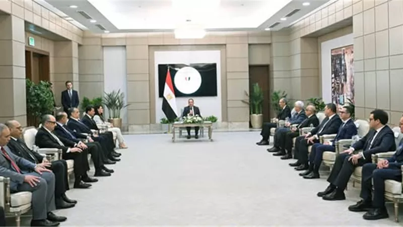 رئيس الوزراء يُكرم الوزراء السابقين.. ويؤكد: نستكمل ما بناه السابقون 